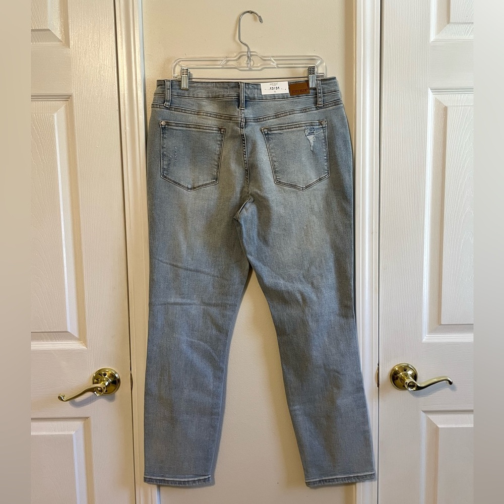 Judy Blue Mid Rise Boyfriend Distressed Skinny Jeans, Size 13 (31) - Picture 4 of 10